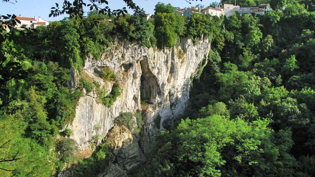La-foiba-di-Pisino-foto-Michael-J.-Zirbes-Wikipedia