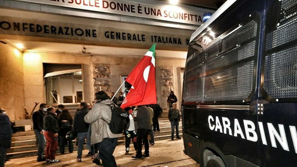 No vax e neofascisti in corteo, assalto alla Cgil e Montecitorio