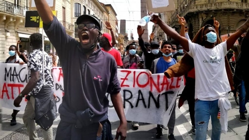 Bologna, richiedenti asilo espulsi dai centri perché “troppo ricchi”