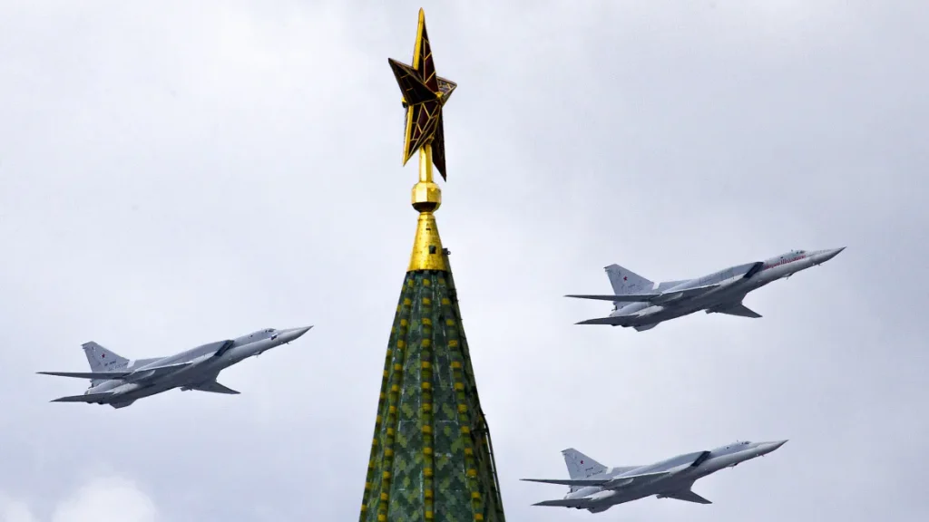 riapertura-ap-russian-tu-22m3-bombers-fly-over-the-kremlins-tower-with-a-red-star-on-the-top