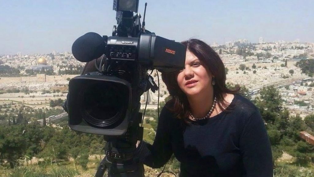 L’uccisione di Abu Akleh mette sotto i riflettori gli attacchi israeliani ai giornalisti