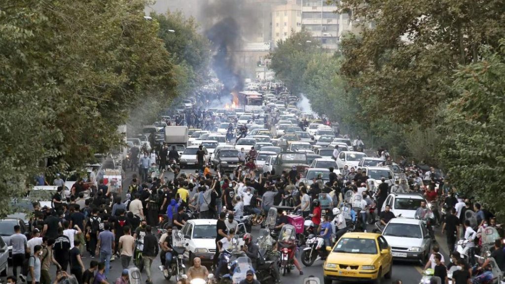 In Iran si moltiplicano le città della protesta, e i morti