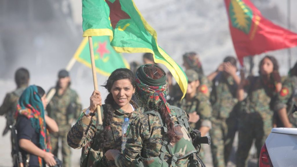 Rojava, la Turchia bombarda mentre si estendono la resistenza e la solidarietà internazionale